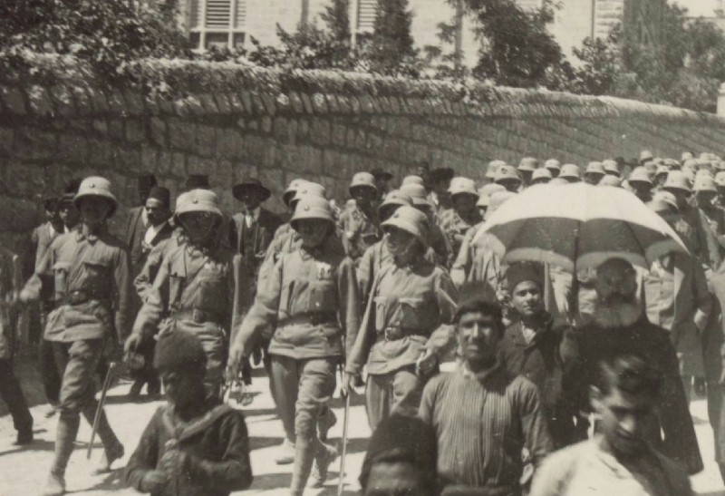 Uniformes coloniaux allemands Austrian_troops_marching_through_Jerusalem,_1916 t